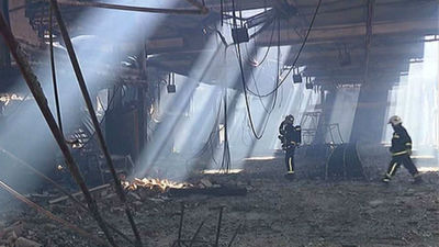 Un incendio destruye totalmente una nave en San Fernando de Henares