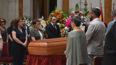 La capilla ardiente de Pedro Zerolo recibe a políticos de todos los partidos