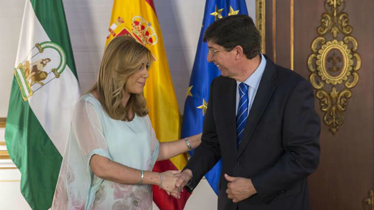 PSOE y Ciudadanos firman el acuerdo para la investidura de Susana Díaz