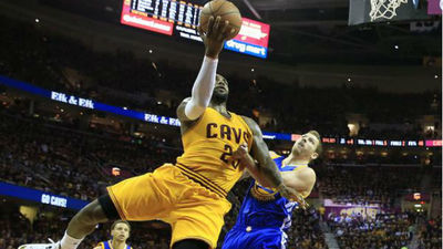 96-91. James y la defensa vuelven a silenciar a los Warriors (2-1)