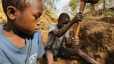 Miles de menores trabajan ilegalmente en las minas de oro en Ghana