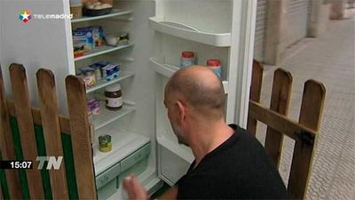 Un 'frigorífico solidario' en Galdákano salva de la basura cientos de kilos de alimentos