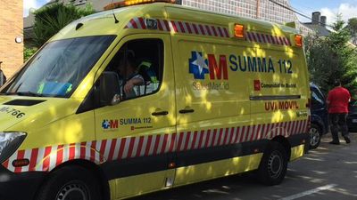 Un motorista herido muy grave tras chocar con un coche en la Castellana