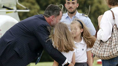 Imágenes inéditas de Felipe VI muestran a un Rey profesional y padre cariñoso