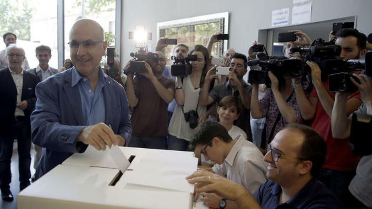 La dirección de UDC gana la consulta con escaso margen que divide al partido