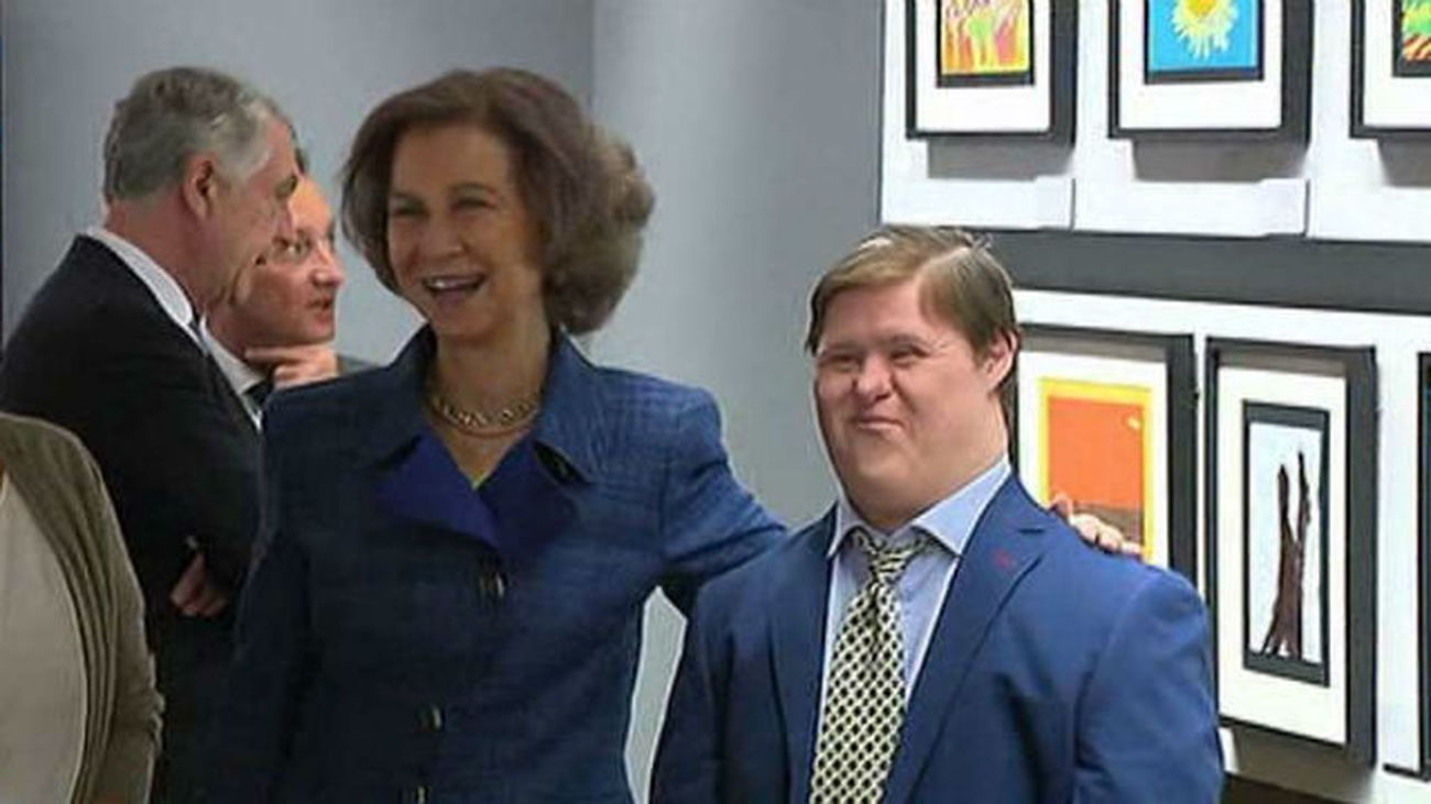 La reina Sofía entrega los premios del concurso de pintura para personas con síndrome de Down