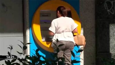 El Banco España dice que solo se puede cobrar una comisión por sacar dinero del cajero