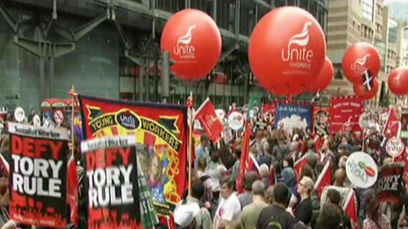 Miles de personas protestan en Londres contra las políticas de austeridad