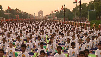 Miles de yoguis celebran un masivo primer día mundial del yoga en la India