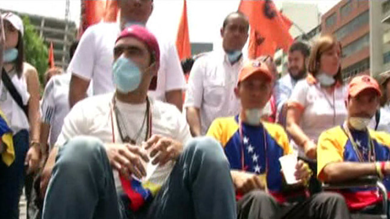 Oposición venezolana marcha en Caracas en apoyo a López y le pide cese ayuno