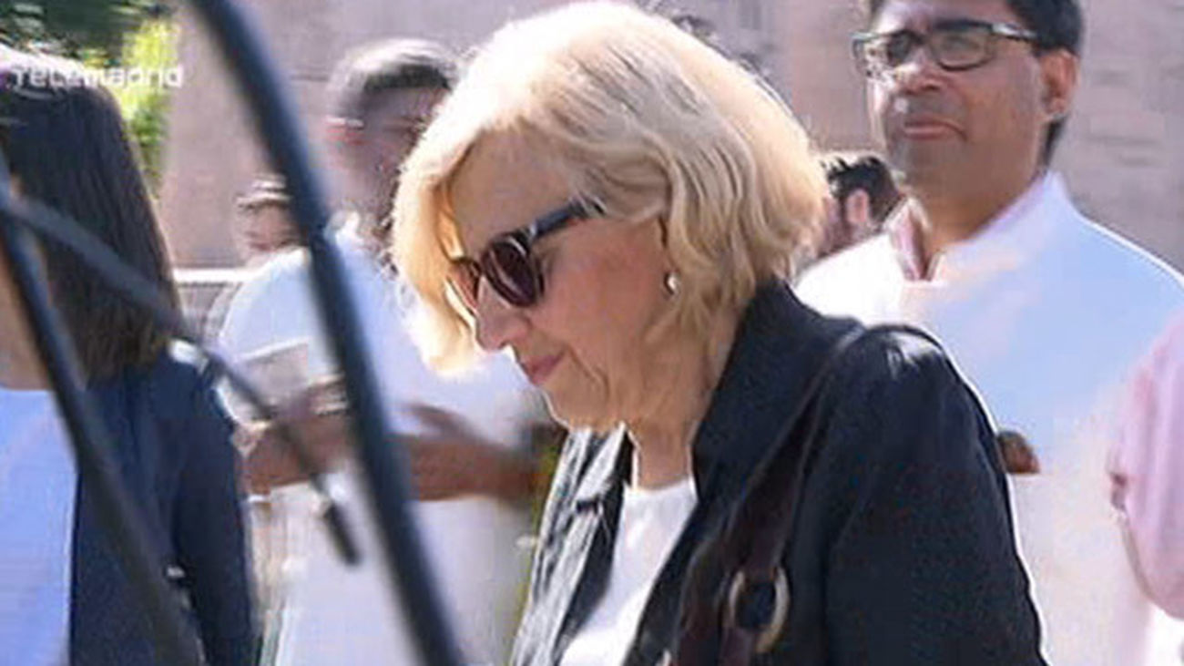 Carmena apuesta, en el Día del Yoga, porque Madrid sea "la ciudad del abrazo"