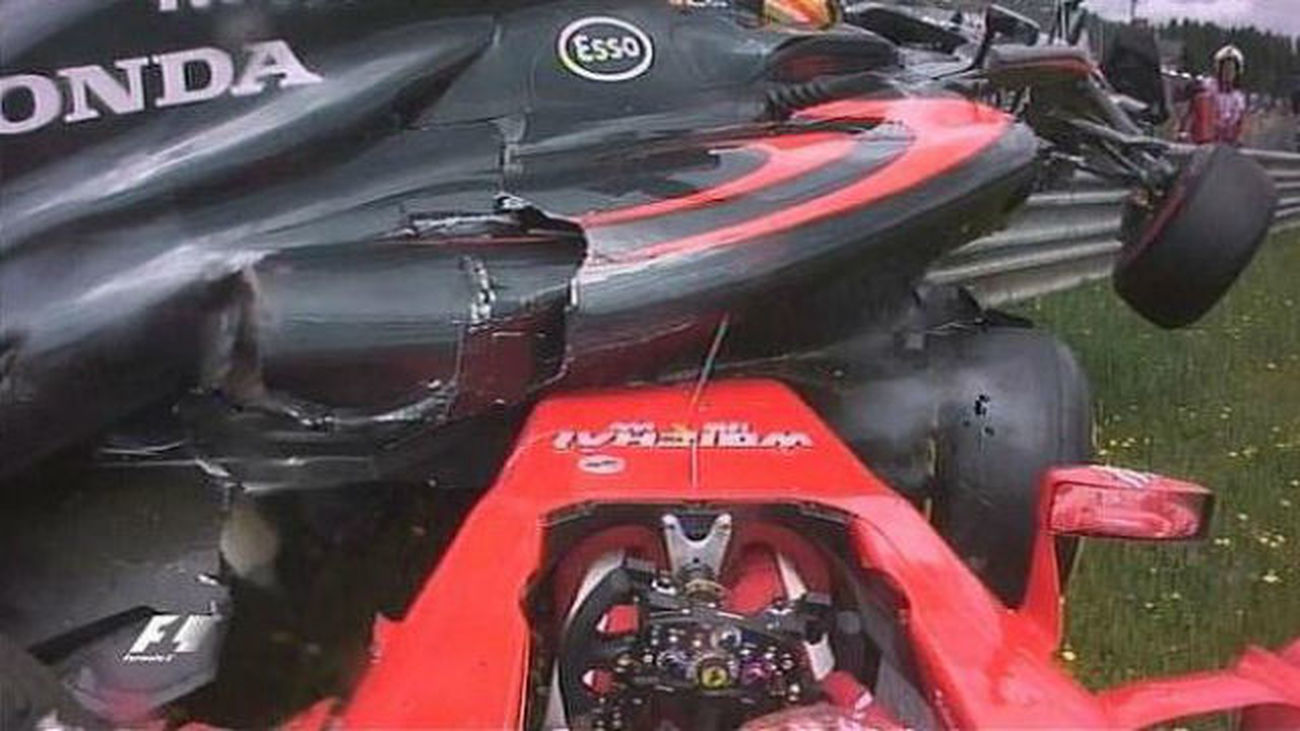 Aparatoso accidente de Alonso con Raikkonen