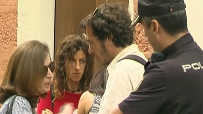 Desalojados cuatro concejales cuando intentaban paralizar un desahucio en Cádiz