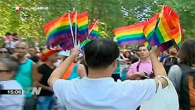 El Ayuntamiento izará en Cibeles una bandera del arco iris de 20 metros de largo