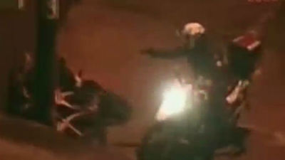 Un policía dispara a quemarropa en Brasil a dos jóvenes que roban una moto y se dan a la fuga