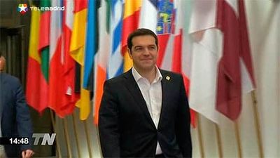 Tsipras dice a Merkel y Hollande que el referéndum se celebrará
