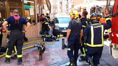 Una herida grave y cinco atendidos leves en un aparatoso incendio en Carabanchel