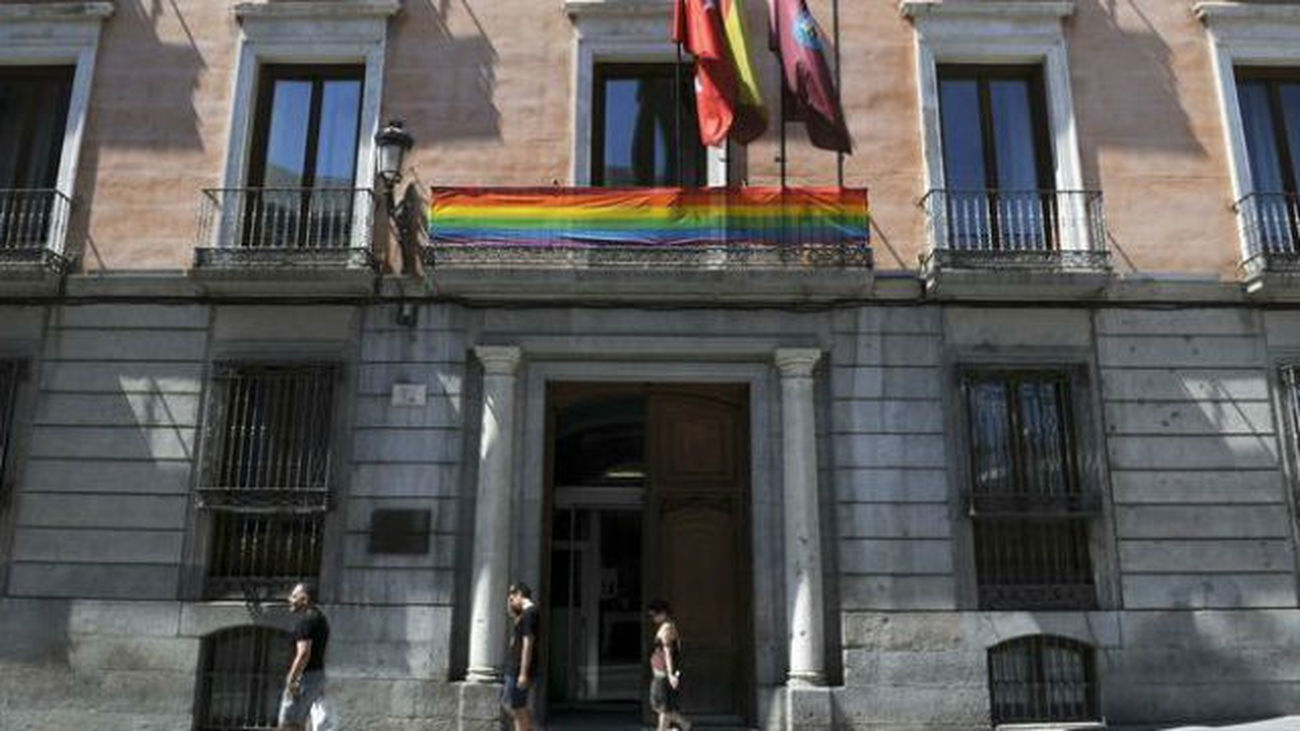 La bandera arcoíris ondea ya en todas las juntas municipales de distrito de Madrid