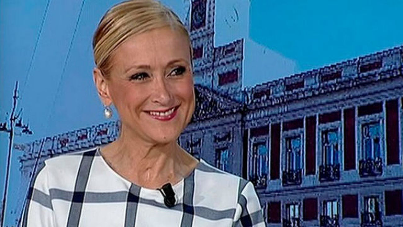 Cifuentes dice que en "muchas cosas" irá "de la mano" con Carmena