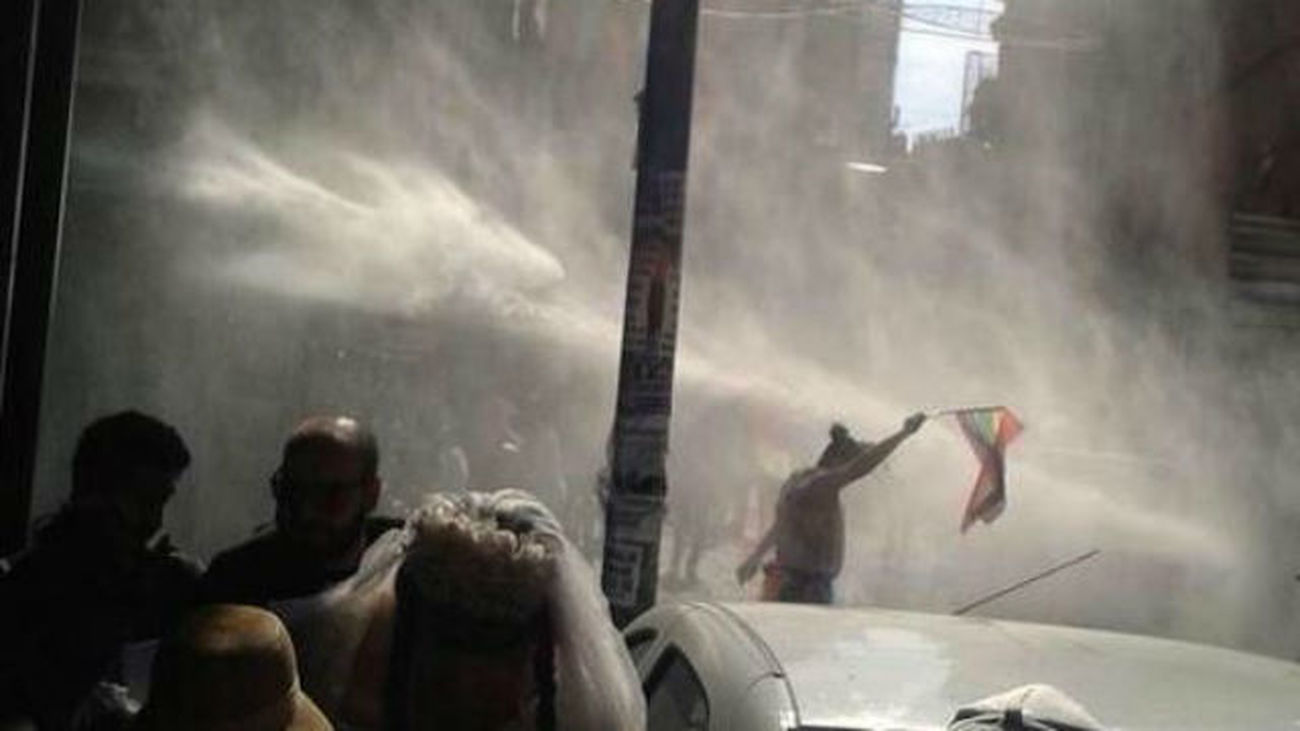 La policía turca carga contra el orgullo gay con gases lacrimógenos y cañones de agua