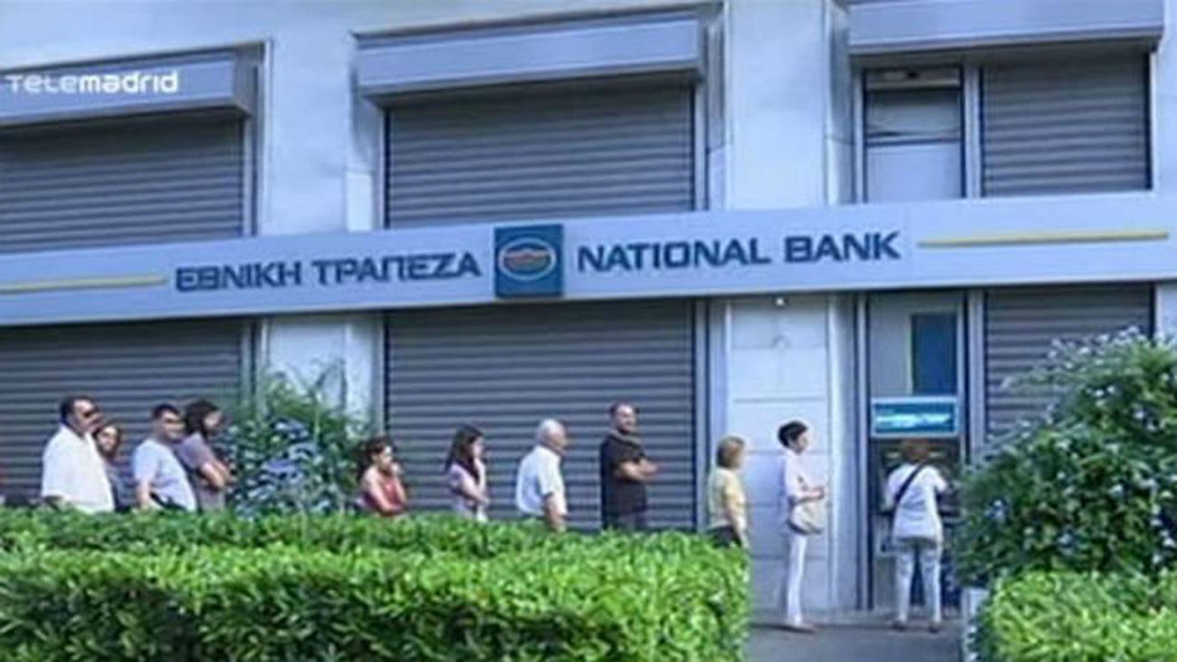 Colas en un banco griego