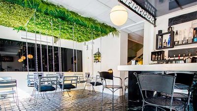 Cenar en una cueva y desayunar en un columpio