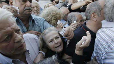 Los jubilados griegos acuden a cobrar su pensión en un ambiente cada vez más caldeado