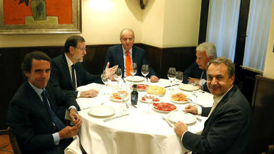 El rey Juan Carlos cena con Rajoy y los expresidentes Zapatero, Aznar y Felipe González