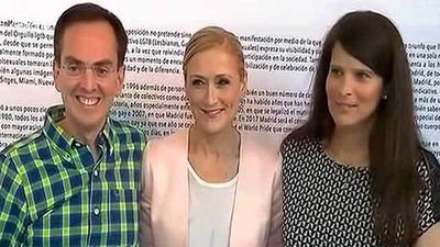 Cifuentes acudie a la entrega de los premios Orgullo 2015 de Transexualia