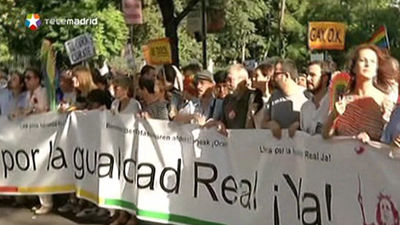 Las carrozas de la marea arcoíris marchan por Madrid