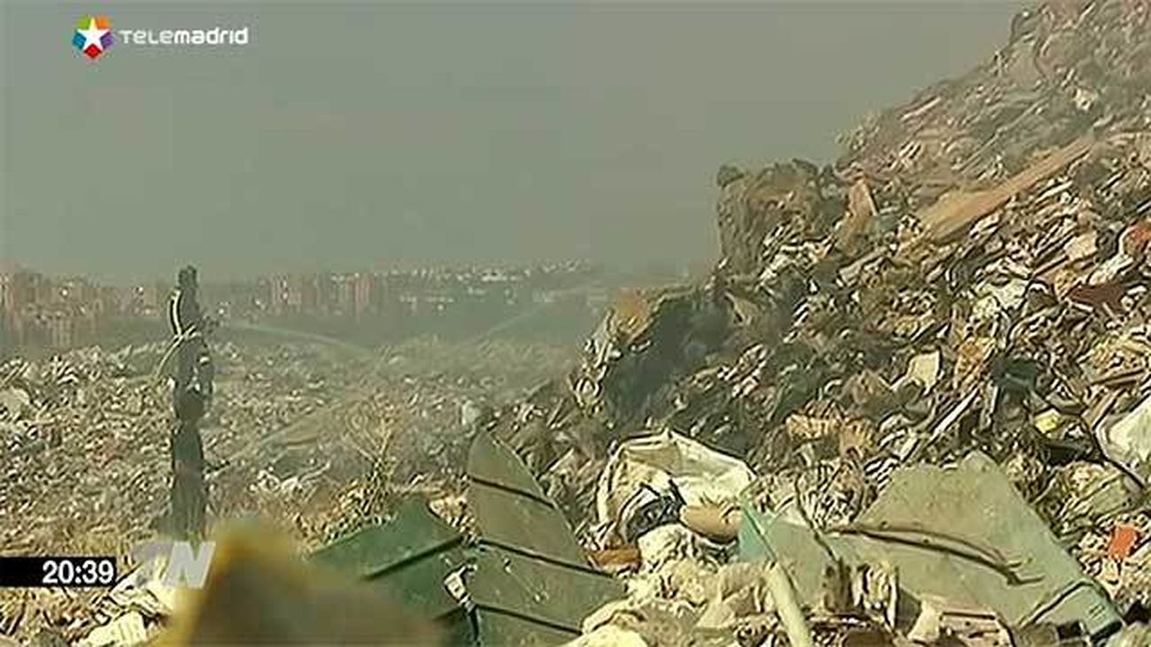 Los Bomberos tratan de extinguir el incendio del vertedero ilegal de Valdemingómez