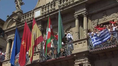 La ikurriña, en el balcón del Ayuntamiento de Pamplona en los Sanfermines