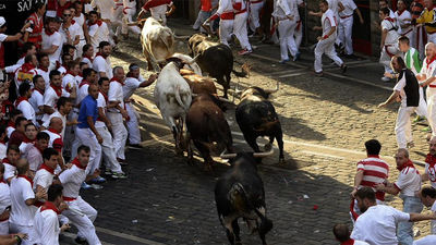 Sanfermines: Primer encierro rápido y peligroso con un herido por asta de toro