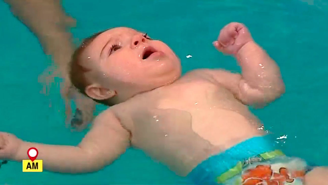 Bebés que aprenden a flotar