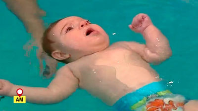 Bebés que aprenden a flotar