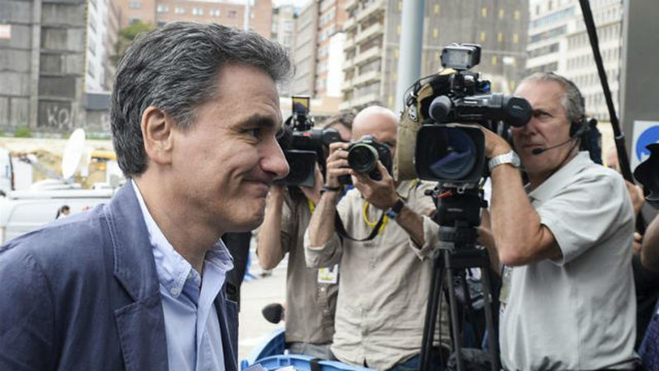 Grecia solicita un nuevo rescate, promete reformas y prorroga su corralito hasta el domingo