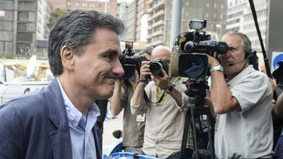 Grecia solicita un nuevo rescate, promete reformas y prorroga su corralito hasta el domingo