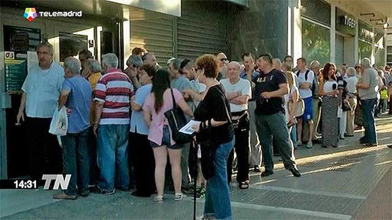 Colas de jubilados griegos para cobrar tras extenderse el corralito