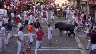 Sanfermines: Cinco heridos en el encierro con un toro adelantado de la manada creando peligro