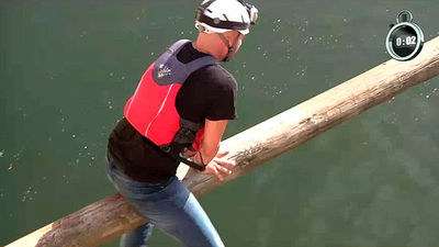 Una cucaña para decidir la primera ventaja de grupo