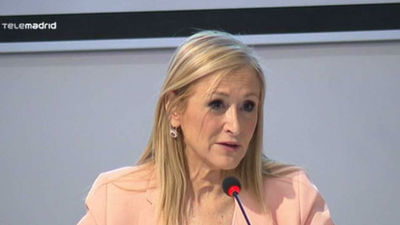 Cifuentes promete más bajadas de tasas y más becas durante la legislatura