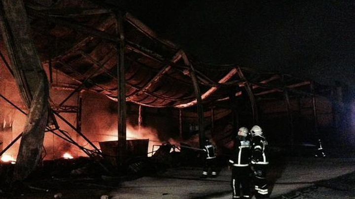Un incendio arrasa una nave y calcina seis camiones en Fuenlabrada