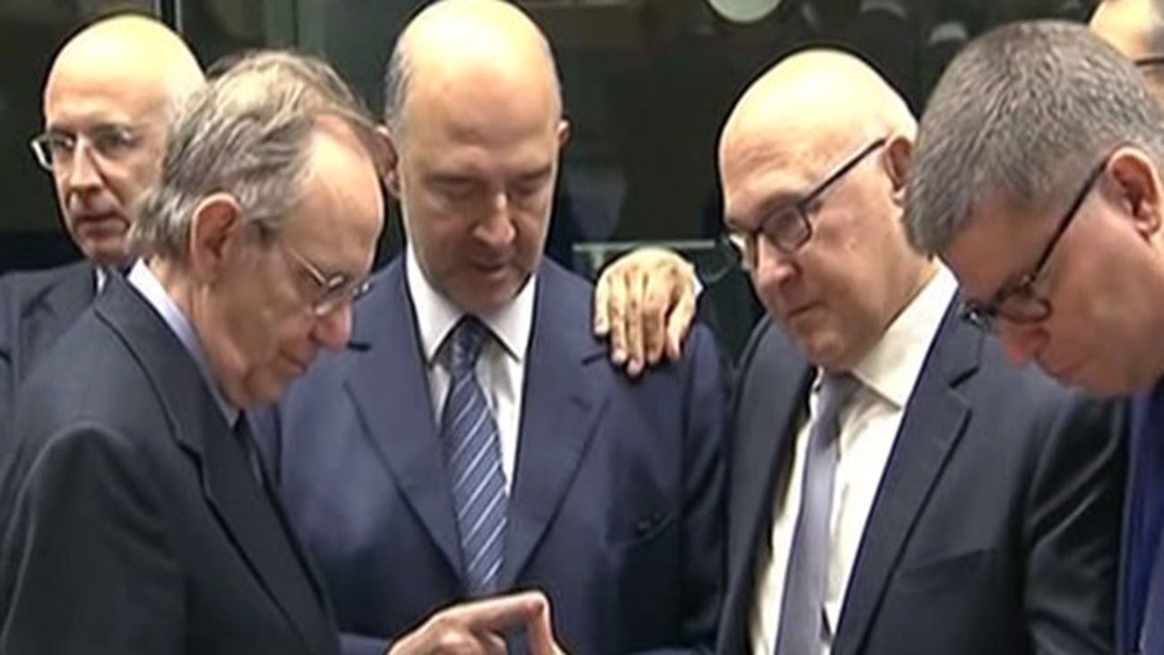 El Eurogrupo acuerda 7.000 millones para Grecia y ve bases para nuevo rescate