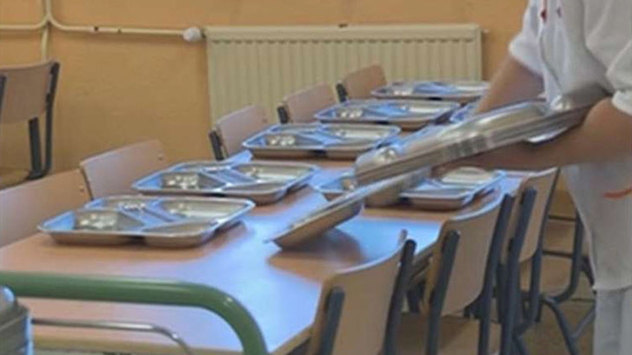 Cifuentes abrirá un instituto o polideportivo si Carmena no abre los comedores escolares