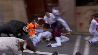 Al menos dos heridos por asta de toro en el penúltimo encierro de sanfermines