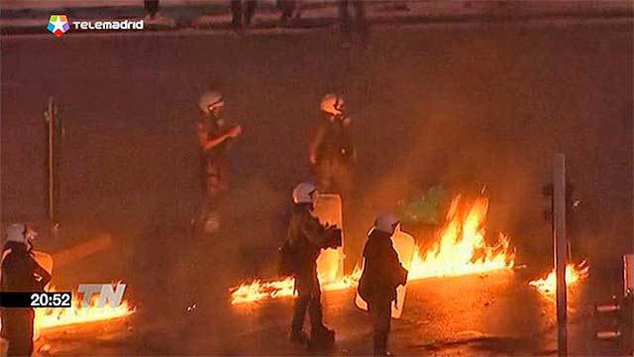 Incidentes entre policía y manifestantes en Atenas en protesta contra el acuerdo