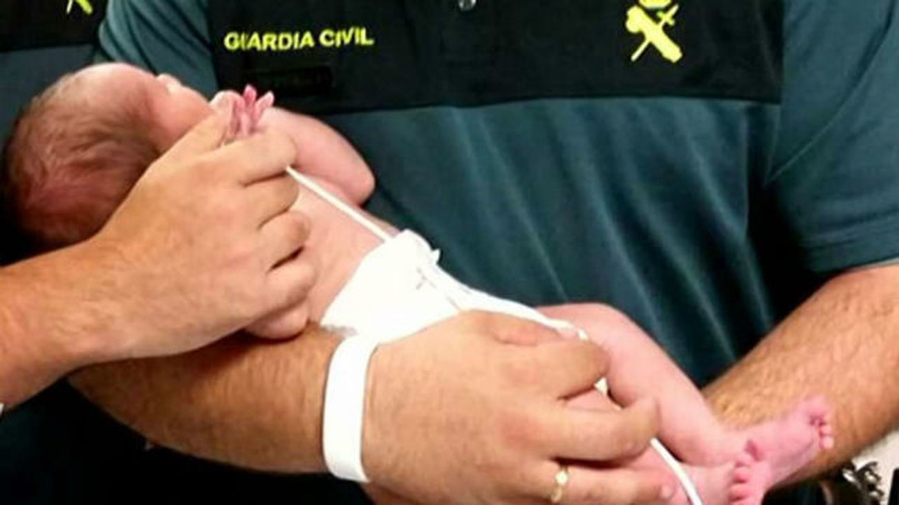 Rescatan con vida un recién nacido que habían tirado a un contenedor en Mejorada del Campo