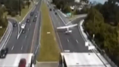 Un avión realiza un aterrizaje de emergencia en una carretera de Nueva Jersey