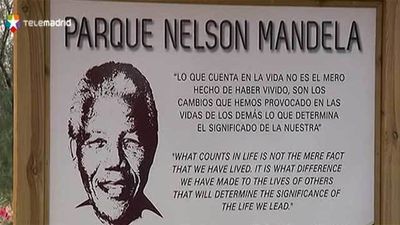 El alcalde de Móstoles descubre una placa en memoria de Mandela