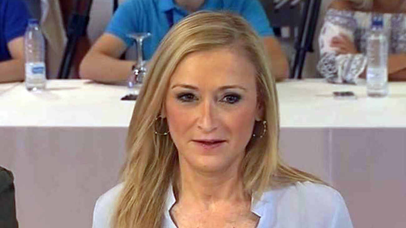 Cifuentes se compromete a extender el abono joven hasta los 26 años para octubre